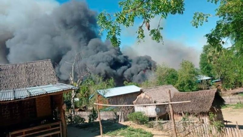 Myanmar village burns down after clashes-ee122ab7c087f9693c8159fbf910db8d1623913695.jpg